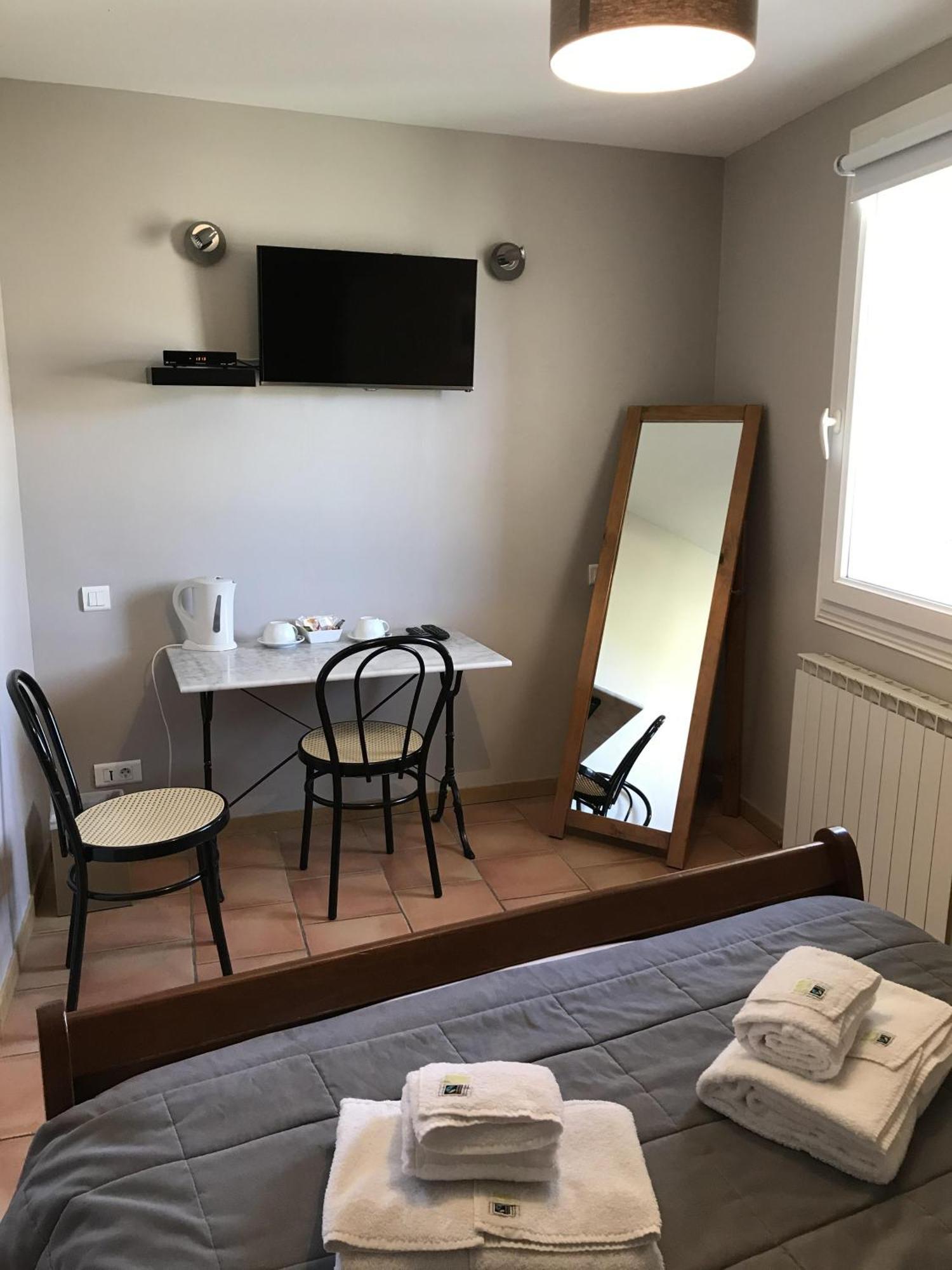 Hotel L'Oustau De La Font Reilhanette Zimmer foto